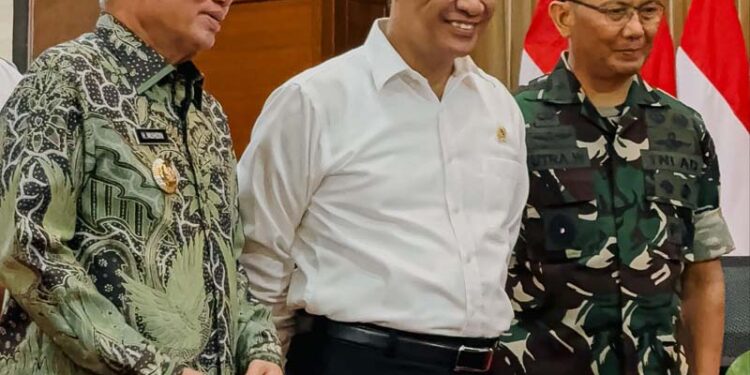 GUBERNUR Kalimantan Selatan, H Muhidin bersama Menteri Pertanian (Mentan) RI, Andi Amran Sulaiman disela kegiatan workshop percepatan konstruksi cetak sawah tahun anggaran 2025 di Jakarta.