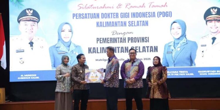 Wakil Gubernur Kalimantan Selatan, H Hasnuryadi Sulaiman bersama isteri, drg Ellyana Trisya Hasnuryadi ketika menerima bingkisan kain sasirangan bermotif khusus disela menghadiri ramah tamah dengan pengurus pusat dan provinsi/kabupaten/kota Persatuan Dokter Gigi Indonesia (PDGI) se-Kalsel di Gedung Mahligai Pancasila Banjarmasin