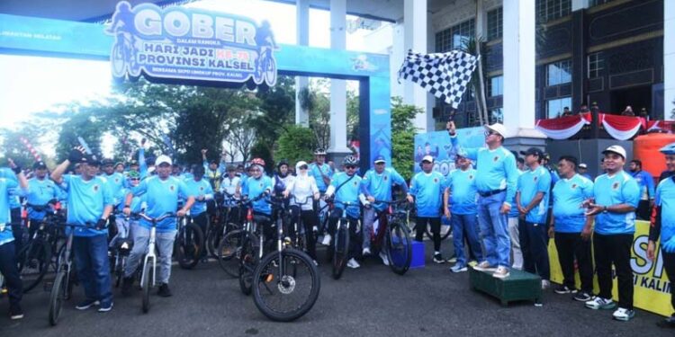 Sekdaprov Kalimantan Selatan, HM Syarifuddin saat mengangkat bendera start sebagai tanda dilepasnya Gowes Besar Bersama (GOBER) seluruh SKPD Pemprov setempat di kawasan Perkantoran Pemprov Kalsel di Banjarbaru