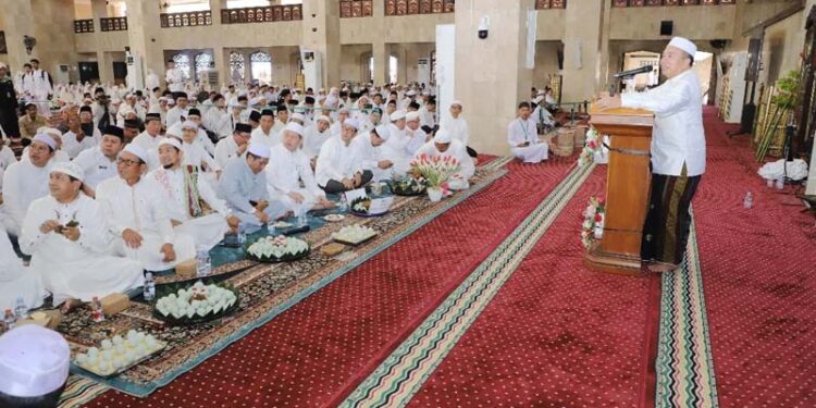 Sekdaprov Kalimantan Selatan, HM Syarifuddin saat menyampaikan sambutan tertulis Gubernur Kalsel pada khataman Alquran dan shalat hajat dalam rangka memeriahkan Hari Jadi ke-75 Provinsi Kalsel tahun 2025