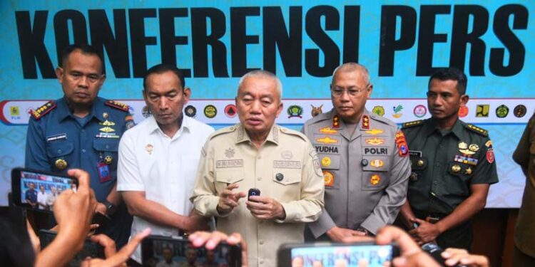 GUBERNUR Kalimantan Selatan, H Muhidin didampingi Kapolda Kalsel, Irjen Pol Rosyanto Yudha Hermawan dan Kabinda Kalsel, Brigjen Pol Nurullah saat menyampaikan keterangan usai Rakor kesiapsiagaan menghadapi bencana Karhutla tahun 2025.