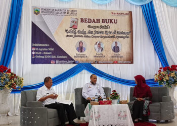 KEPALA Dispersip Kotabaru Kamaruddin dan Staf Ahli Bupati Bidang Pemerintahan Zainal Arifin saat acara bedah buku di Gedung KNPI (Mahligai Kotabaru), Rabu (6/8).