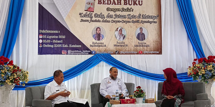 KEPALA Dispersip Kotabaru Kamaruddin dan Staf Ahli Bupati Bidang Pemerintahan Zainal Arifin saat acara bedah buku di Gedung KNPI (Mahligai Kotabaru), Rabu (6/8).
