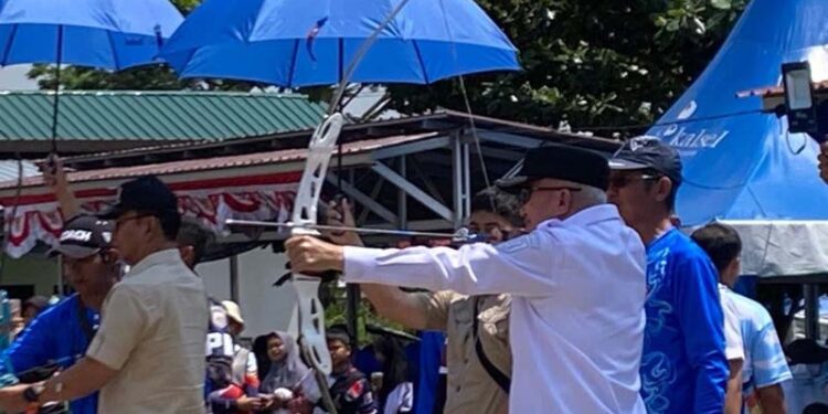 Gubernur Kalimantan Selatan, H Muhidin saat mencoba memanah pada kegiatan lomba panahan Piala Gubernur Archery Open #4 Tahun 2025 yang berlangsung di Lapangan Panahan Dinas Energi dan Sumber Daya Mineral (ESDM) Provinsi Kalsel, di Banjarbaru