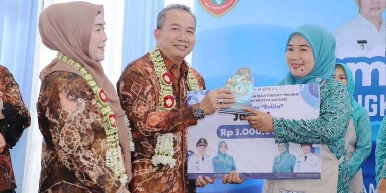 Sekdaprov Kalimantan Selatan, HM Syarifuddin saat menyerahkan hadiah kepada juara I pada lomba masak serba ikan se-Kalsel tahun 2025 yang digelar dalam rangka memeriahkan Hari Jadi ke-75 Provinsi Kalsel