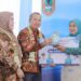 Sekdaprov Kalimantan Selatan, HM Syarifuddin saat menyerahkan hadiah kepada juara I pada lomba masak serba ikan se-Kalsel tahun 2025 yang digelar dalam rangka memeriahkan Hari Jadi ke-75 Provinsi Kalsel
