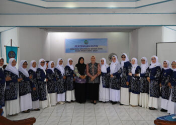 KETUA GOW Kotabaru Siti Hadijah berfoto bersama panitia pelaksana.