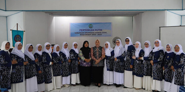 KETUA GOW Kotabaru Siti Hadijah berfoto bersama panitia pelaksana.