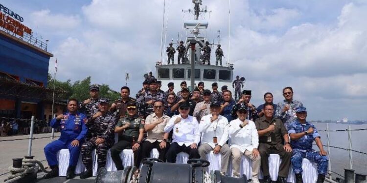 Gubernur Kalimantan Selatan, H Muhidin berfoto bersama pejabat Forkopimda, Kepala BI Perwakilan Provinsi Kalsel dan TNI AL di atas kapal KRI Hiu (634) usai melepas Tim Ekspedisi Rupiah Berdaulat (ERB) tahun 2025 di Pelabuhan Trisakti Banjarmasin