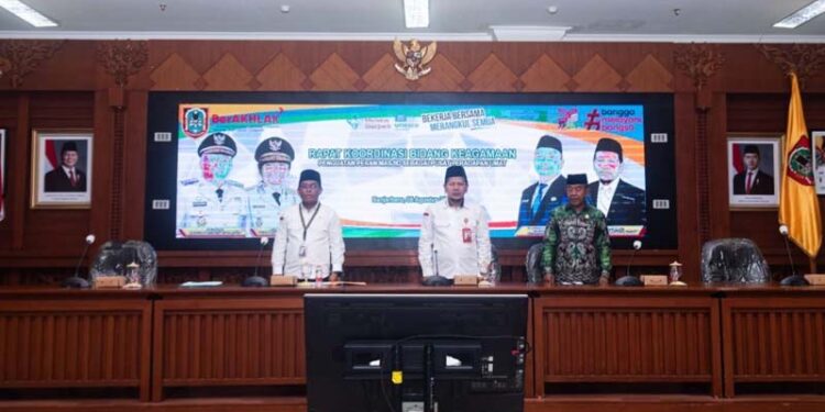 Kepala Biro Kesra Setdaprov Kalimantan Selatan, H Fatkhan (tengah) saat menghadiri pembukaan Rapat Koordinasi (Rakor) Bidang Keagamaan Tahun 2025 di Ruang Rapat H Maksit, Kantor Setdaprov Kalsel, di Banjarbaru