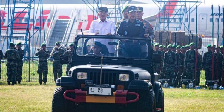 MENTERI Lingkungan Hidup (LH)/Badan Pengendalian Lingkungan Hidup (BPLH), Hanif Faisol Nurofiq bersama Gubernur Kalsel, H Muhidin dan Kapolda Kalsel, Irjen Pol Rosyanto Yudha Hermawan menggunakan mobil taktis melakukan pengecekan kesiapan pasukan para relawan pada apel kesiapsiagaan penanganan Karhutla di Kalsel.