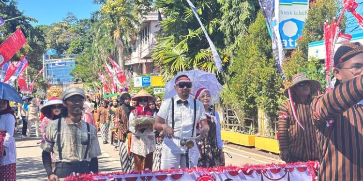 SUASANA karnaval HUT ke-80 RI di Kotabaru, Senin (18/8).