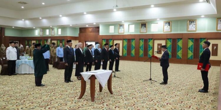 Sekdaprov Kalimantan Selatan, HM Syarifuddin saat melantik komisioner Komisi Penyiaran Indonesia Daerah (KPID) Provinsi Kalsel periode 2025-2028.