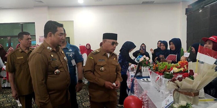 BUPATI Kotabaru H Muhammad Rusli bersama Sekda H Eka Saprudin saat meninjau perlombaan antar SKPD.