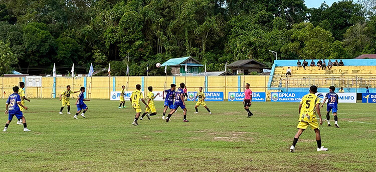 PERTANDINGAN pembuka Turnamen Sepak Bola Bupati Cup 2025 di Lapangan Stadion Bamega, Rabu (20/8).