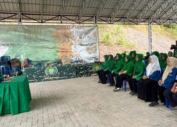 PARA anggota Persit Kartika Chandra Kirana Kodim Kotabaru saat mengikuti pelatihan pembuatan Ayaman Pandan Laut, Rabu (24/9).