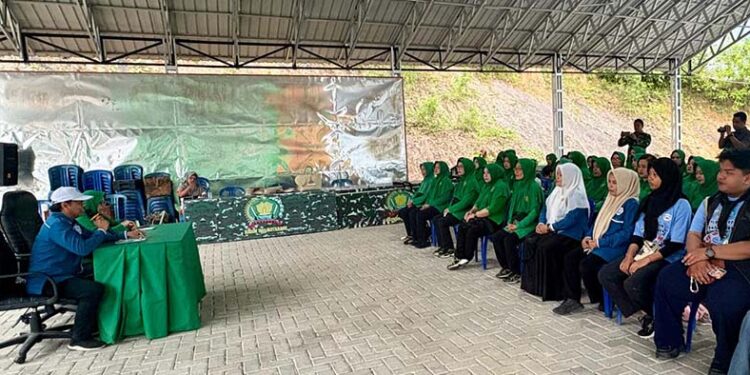 PARA anggota Persit Kartika Chandra Kirana Kodim Kotabaru saat mengikuti pelatihan pembuatan Ayaman Pandan Laut, Rabu (24/9).