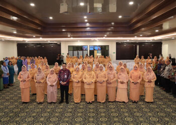 Pengurus DWP Kabupaten Kotabaru periode 2024-2029 berfoto bersama usai pengukuhan di Aula Bamega, Sebelimbingan, Jumat (12/9).