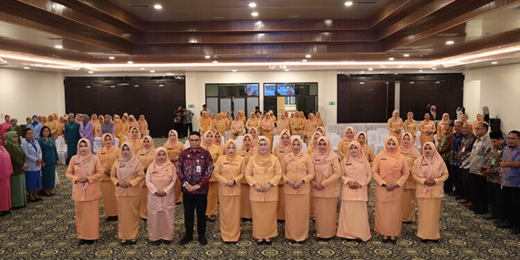 Pengurus DWP Kabupaten Kotabaru periode 2024-2029 berfoto bersama usai pengukuhan di Aula Bamega, Sebelimbingan, Jumat (12/9).