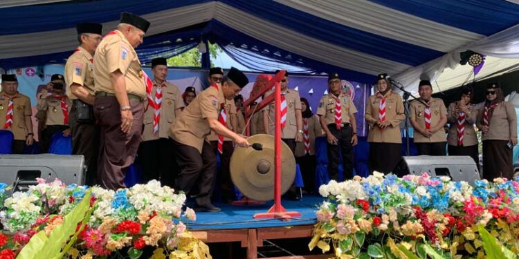 Staf Ahli Gubernur Bidang Pemerintahan, Hukum dan Politik, Adi Santoso, SSos, MSi memukul gong sebagaim tanda dibukanya jambore daerah (Jamda) pramuka Kalsel tahun 2025 di Banjarbaru