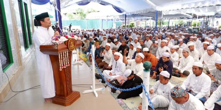 WAGUB Kalsel Hasnuryadi saat memberikan sambutan pada Haul ke-13 KH Ahmad Bakeri, Minggu (14/9).