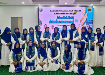 BKMT Kabupaten Kotabaru berfoto bersama usai memperingati Maulid Nabi Muhammad SAW 1447 H di Masjid Apung Siring Laut, Sabtu (13/9).