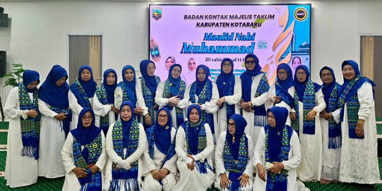 BKMT Kabupaten Kotabaru berfoto bersama usai memperingati Maulid Nabi Muhammad SAW 1447 H di Masjid Apung Siring Laut, Sabtu (13/9).