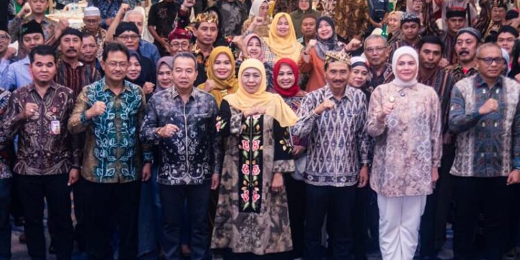 Sekdaprov Kalimantan Selatan, HM Syarifuddin, MPd dan Gubernur Jatim, Hj Khofifah Indar Parawansa berfoto bersama warga Kalsel asal Jatim disela silaturrahmi dan misi dagang antara pelaku usaha kedua daerah