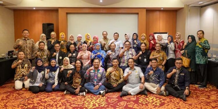 Wakil Gubernur (Wagub) Kalimantan Selatan, H Hasnuryadi Sulaiman dan isteri, drg Hj Ellyana Trisya serta Gubernur Jatim, Hj Khofifah Indar Parawansa berfoto bersama Ikatan Alumni (IKA) Unair wilayah Kalsel disela silaturrahmi
