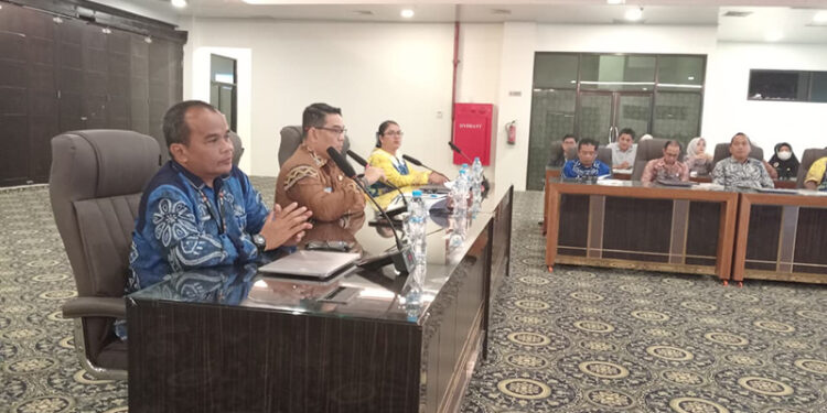 SEKDA Kotabaru H Eka Saprudin saat membuka Sosialisasi dan Bimtek Implementasi Transaksi Katalog Elektronik Versi 6 di Aula Bamega, Kamis (18/9).