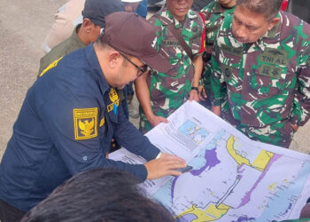 ASISTEN I Setda Kotabaru Minggu Basuki bersama Kodim 1004/KTB dan perwira TNI AD saat meninjau pembangunan Batalyon TP di Kecamatan Pulau Laut Tengah, Kamis (18/9).