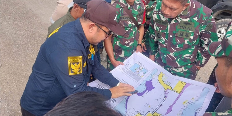 ASISTEN I Setda Kotabaru Minggu Basuki bersama Kodim 1004/KTB dan perwira TNI AD saat meninjau pembangunan Batalyon TP di Kecamatan Pulau Laut Tengah, Kamis (18/9).