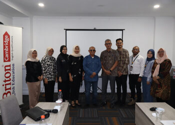 Foto bersama usai meeting pembahasan tindaklanjut kerja sama dengan universitas luar negeri di bidang pendidikan vokasi dan ketengakerjaan.
