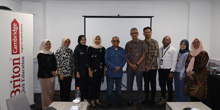 Foto bersama usai meeting pembahasan tindaklanjut kerja sama dengan universitas luar negeri di bidang pendidikan vokasi dan ketengakerjaan.