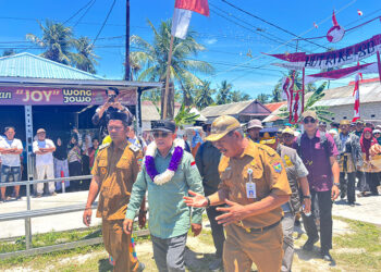 BUPATI Kotabaru H Muhammad Rusli saat menghadiri Festival Adat Katir Race 2025 di Desa Pulau Kerayaan, Kecamatan Pulau Laut Kepulauan, Senin (22/9).