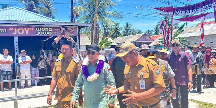 BUPATI Kotabaru H Muhammad Rusli saat menghadiri Festival Adat Katir Race 2025 di Desa Pulau Kerayaan, Kecamatan Pulau Laut Kepulauan, Senin (22/9).