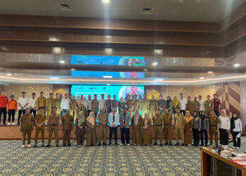 ASISTEN II Setda Kotabaru Bidang Perekonomian dan Pembangunan Drs Murdianto berfoto bersama usai bimtek di Aula Bamega, Sebelimbingan, Selasa (23/9).