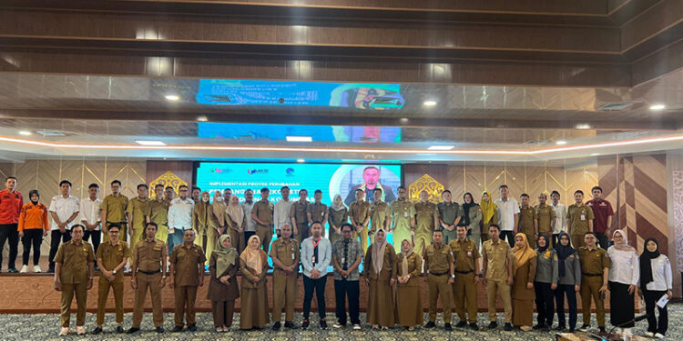 ASISTEN II Setda Kotabaru Bidang Perekonomian dan Pembangunan Drs Murdianto berfoto bersama usai bimtek di Aula Bamega, Sebelimbingan, Selasa (23/9).