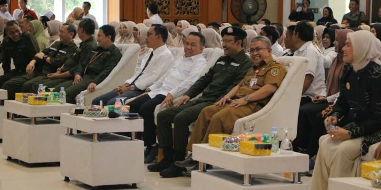 Asisten Bidang Perekonomian dan Pembangunan Setdaprov Kalsel, Dr Ariadi Noor tampak berfoto bersama Menteri Sosial (Mensos) RI, Saifullah Yusuf dan anggota Komisi VIII DPR RI dapil Kalsel, H Sudian Noor pada kegiatan dialog bersama pilar-pilar sosial di Kalsel, di Banjarbaru