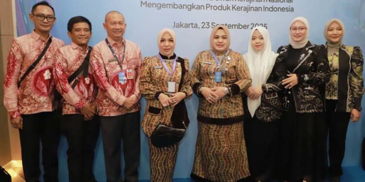 Ketua Dewan Kerajinan Nasional Daerah (Dekranasa) Provinsi Kalimantan Selatan, Hj Fathul Jannah Muhidin berfoto bersama disela menghadiri Rapat kerja nasional (Rakernas) Dekranas tahun 2025 di Jakarta