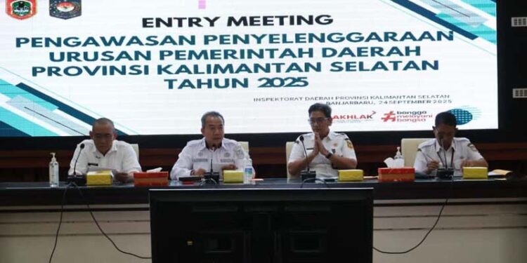 Sekdaprov Kalimantan Selatan, HM Syarifuddin (dua dari kiri) ketika menghadiri dan menyampaikan sambutan tertulis Gubernur Kalsel pada entry meeting pengawasan penyelenggaraan urusan pemerintahan daerah Provinsi Kalsel tahun 2025