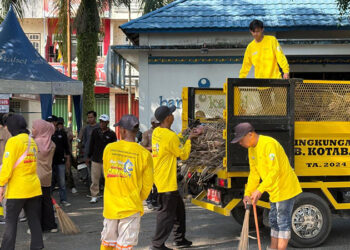 SUASANA gotong royong di wilayah Limbur Raya dan Pasar Kemakmuran, Jumat (26/9).