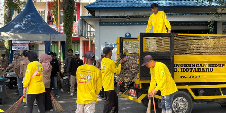 SUASANA gotong royong di wilayah Limbur Raya dan Pasar Kemakmuran, Jumat (26/9).