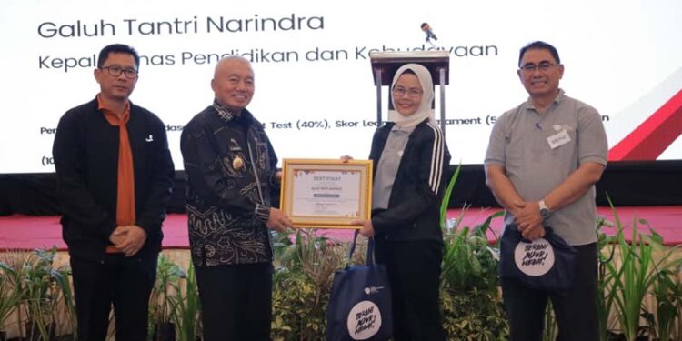 Gubernur Kalimantan Selatan, H Muhidin saat menyerahkan penghargaan kepada peserta terbaik pelatihan integritas lingkungan Pemprov Kalsel, Hj Galuh Tantri Narindra (Kepala Dinas Pendidikan dan Kebudayaan Provinsi Kalsel)