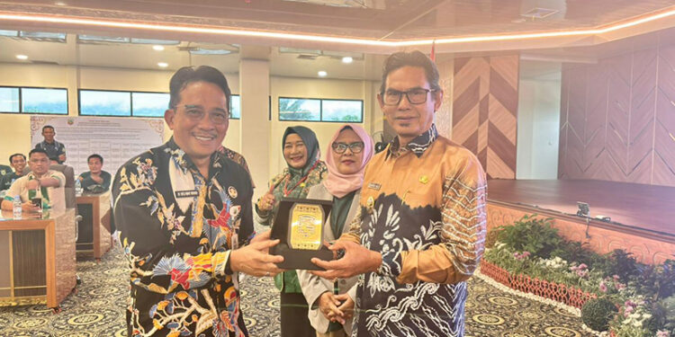 ASISTEN Administrasi Umum Sekretariat Daerah Kabupaten Kotabaru H Selamat Riyadi berfoto bersama Wabup Balangan H Akhmad Fauji saat bertukar cinderamata, beberapa waktu lalu.