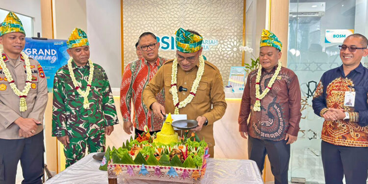 WABUP Kotabaru Syairi Mukhlis saat memotong tumpeng pada peresmian KCP Bank BSI yang baru di Jalan Brigjen Hasan Basri, Kelurahan Semayap, Kecamatan Pulau Laut Utara, Kabupaten Kotabaru, Senin (3/11).