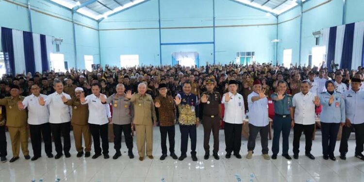 Menteri Desa, Pembangunan Daerah Tertinggal dan Transmigrasi RI, Yandri Susanto bersama Gubernur Kalsel, H Muhidin dan pejabat Forkopimda Kalsel mendeklarasikan Desa Indrasari sebagai Desa Bersinah (bersih narkoba) di Kalsel