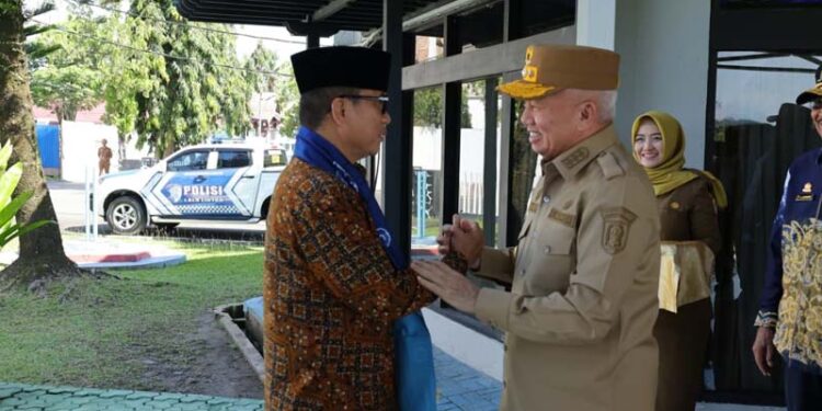 Gubernur Kalimantan Selatan, H Muhidin saat menyambut kedatangan Menteri Desa, Pembangunan Daerah Tertinggal dan Transmigrasi RI, Yandri Susanto di VIP Room Bandara Syamsudin Noor Banjarmasin di Banjarbaru