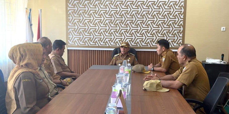 BUPATI Kotabaru Muhammad Rusli saat melakukan kunjungan untuk memastikan program kerja berjalan dengan baik, Senin (3/11).
