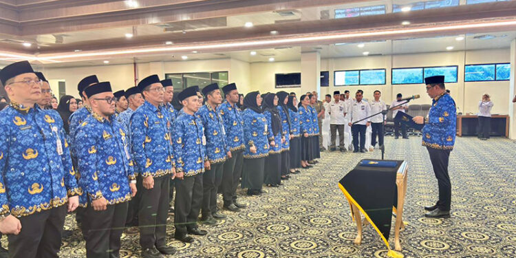 SEKDA H Eka Saprudin saat melantik 180 pejabat fungsional di Aula Bamega Kantor Bupati Kotabaru, Rabu (5/11).